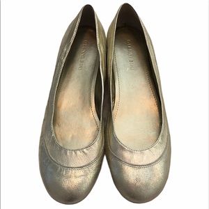 NWOT Gianni Bini Gold Flats Size 8